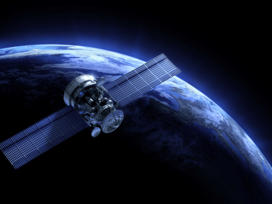 Une image 3D d'un satellite survolant la terre