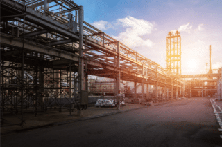 Un environnement industriel avec des consrtuctions métalliques