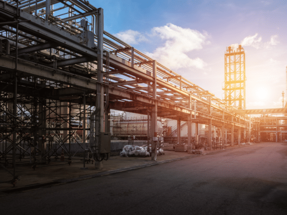 Un environnement industriel avec des consrtuctions métalliques