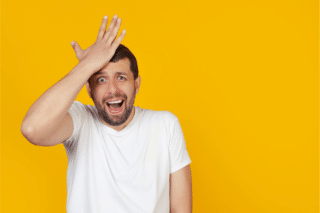 Un homme qui se tape sur la tête