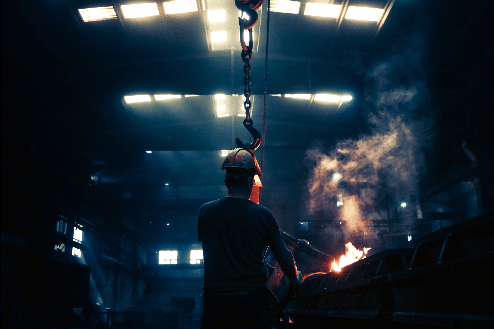 Un homme travaillant dans un environnement industriel