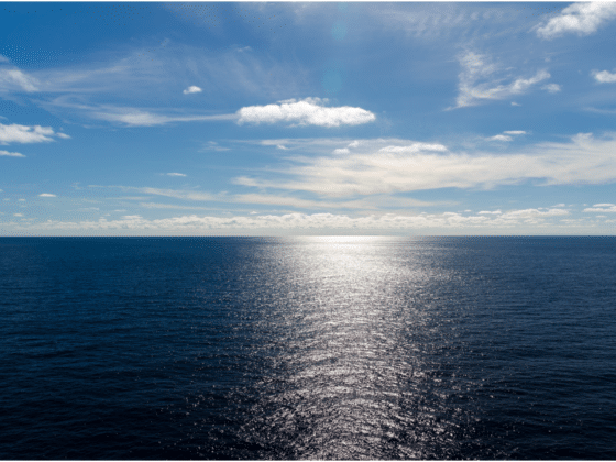 Une vue de l'océan avec un ciel bleu avec des nuages