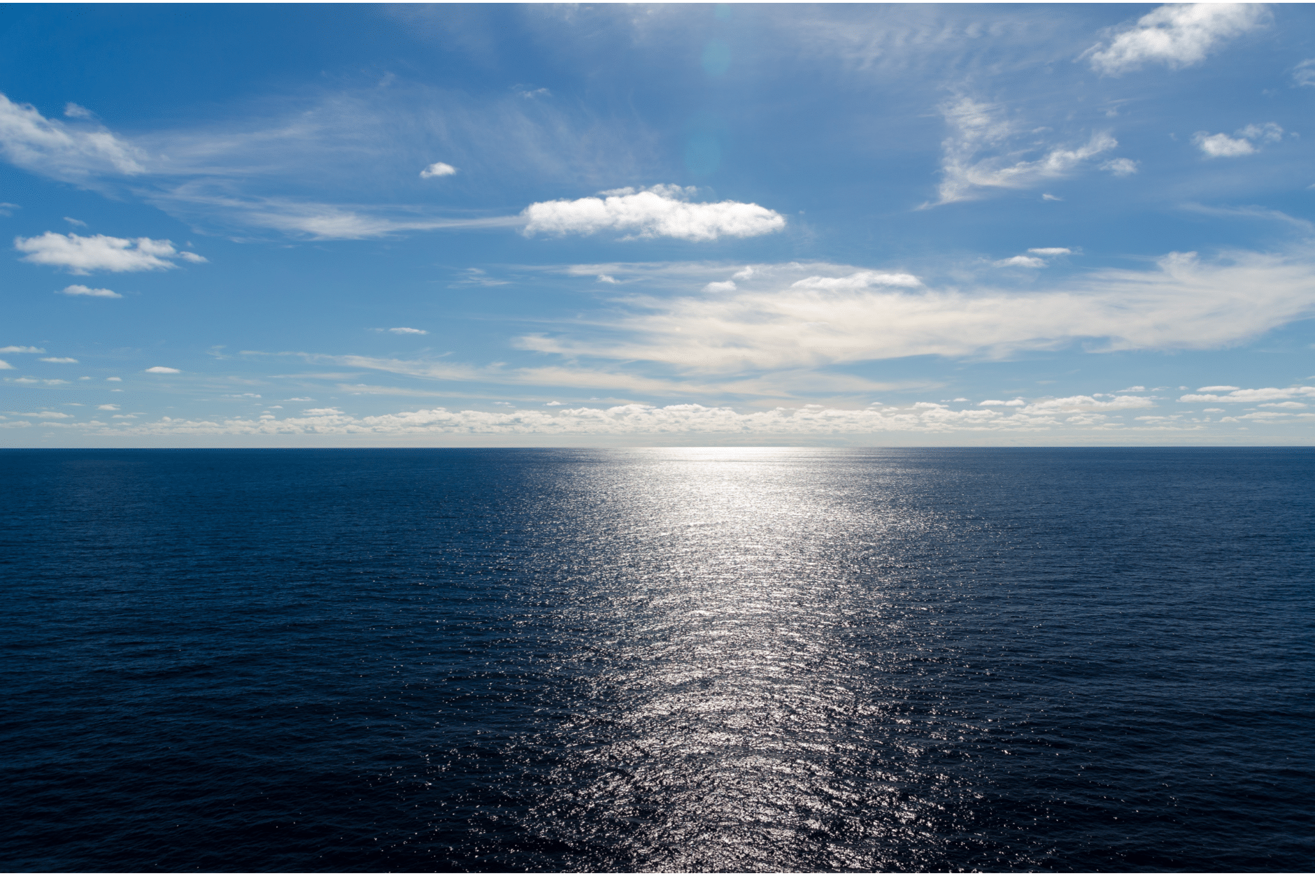 Une vue de l'océan avec un ciel bleu avec des nuages