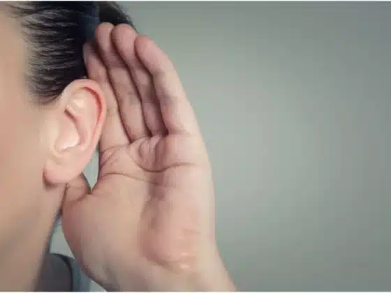 une main derrière une oreille pour mieux écouter