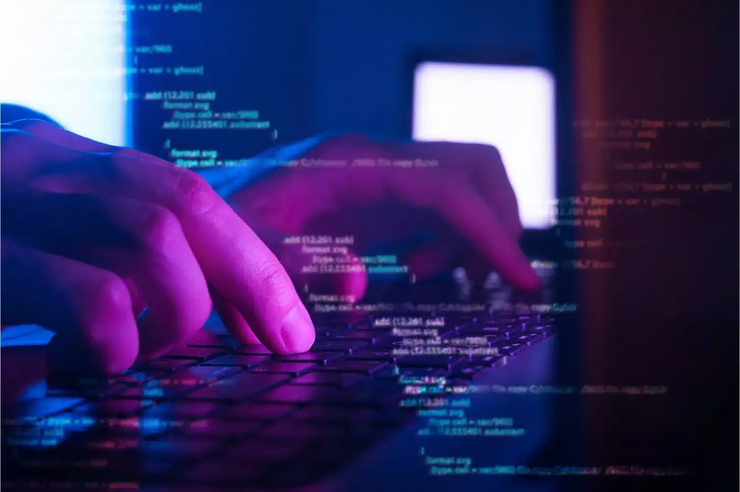 Du code avec en surimpression une image de main sur un clavier