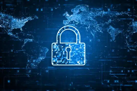 Un cadenas digital sur une carte du monde