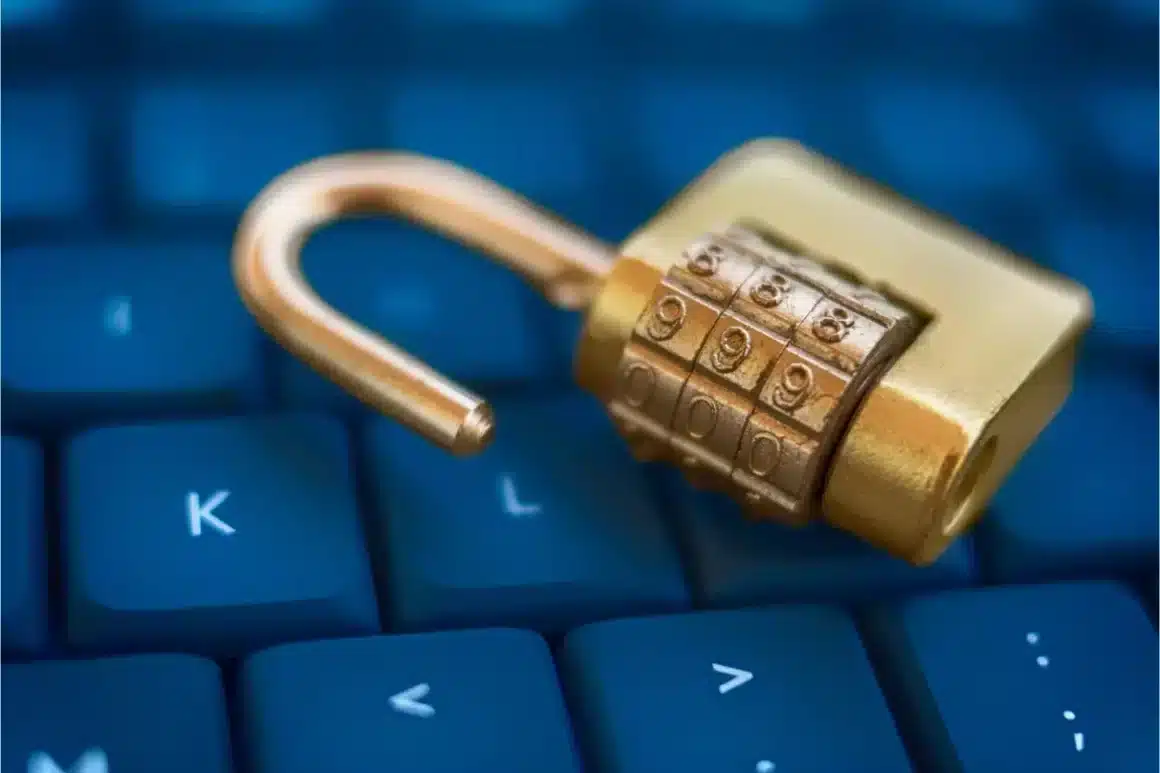 Un cadenas doré sur un clavier