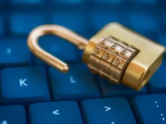 Un cadenas doré sur un clavier