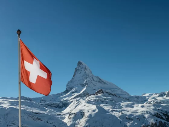 Une photo du Cervin avec un drapeau suisse au premier plan