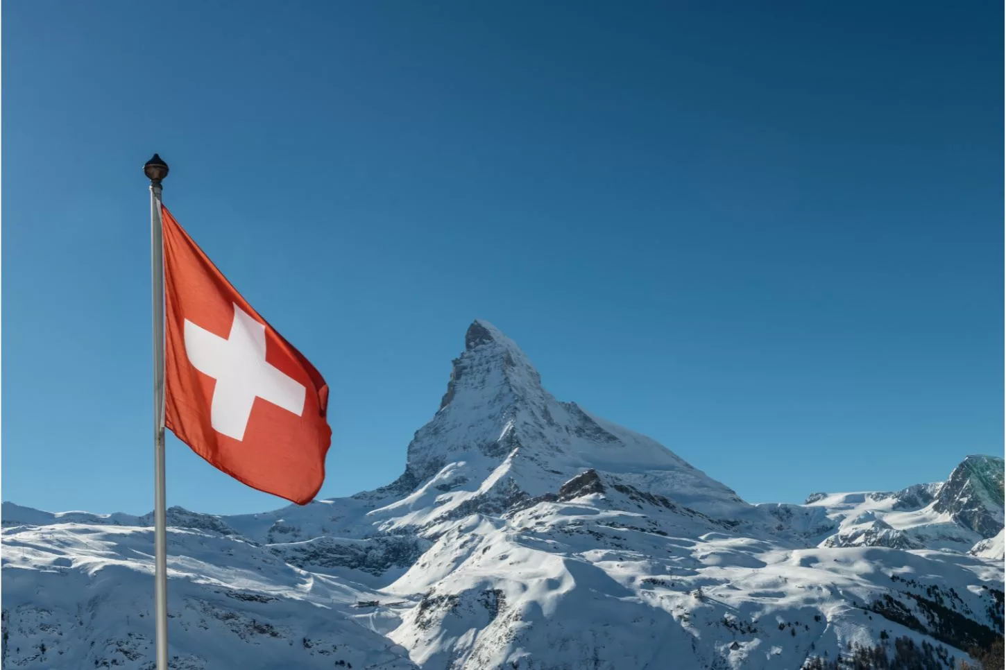 Une photo du Cervin avec un drapeau suisse au premier plan