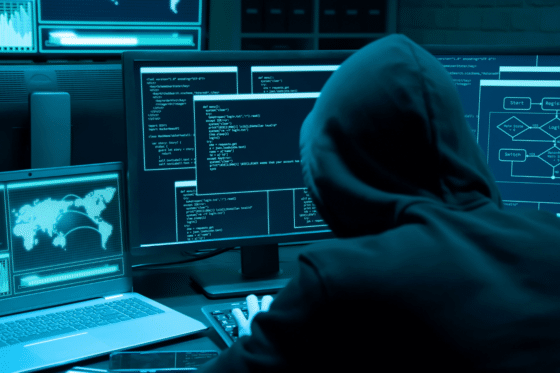 Un pirate devant ses écrans de commande