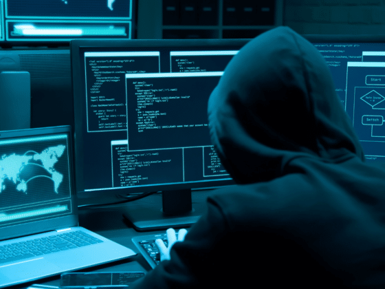 Un pirate devant ses écrans de commande
