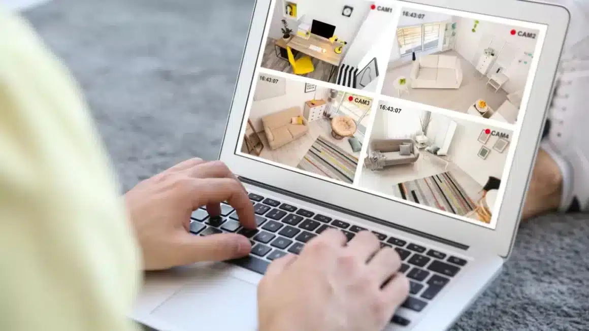 Caméra connectée avec vue sur l'intérieur d'une maison