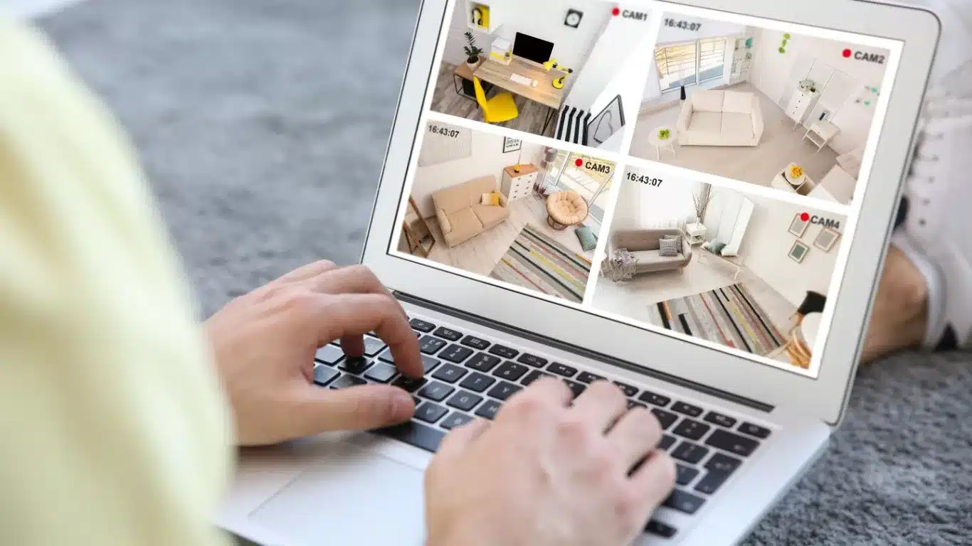Caméra connectée avec vue sur l'intérieur d'une maison