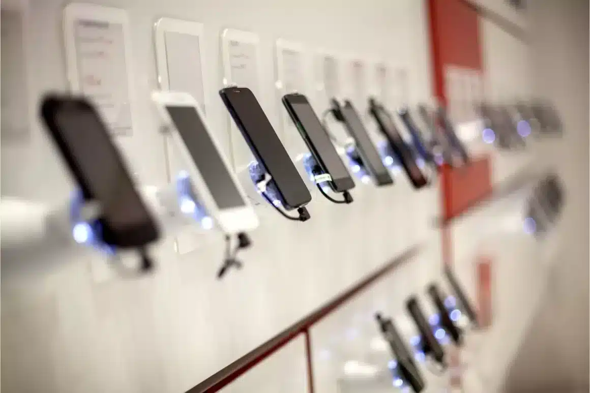 Des mobiles exposés dans un magasin