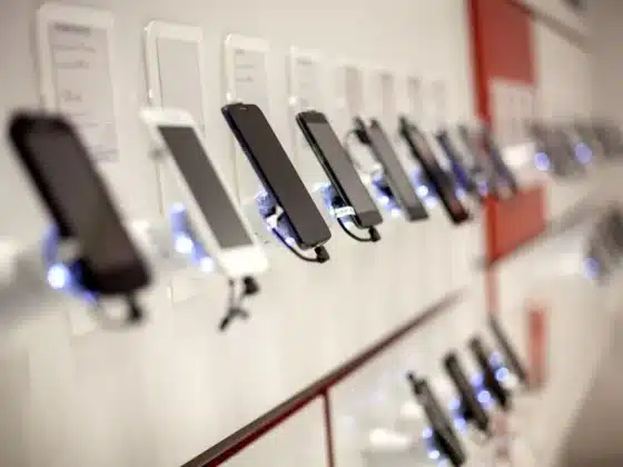 Des mobiles exposés dans un magasin
