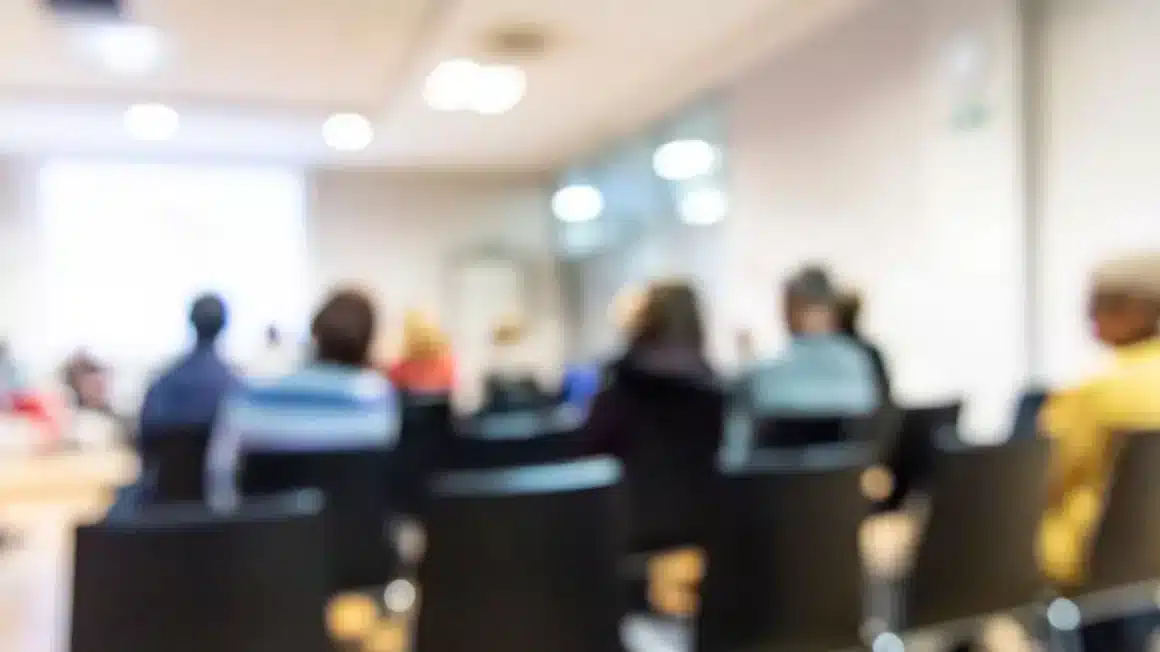 Un atelier conference avec des participants floutes jpg