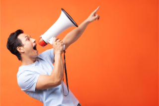 Un homme annonce une vulnérabilité via un mégaphone