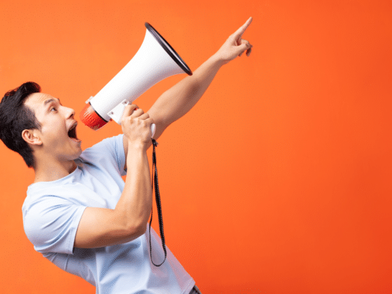Un homme annonce une vulnérabilité via un mégaphone