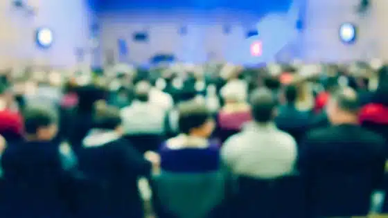 Une conference avec un public floute jpg