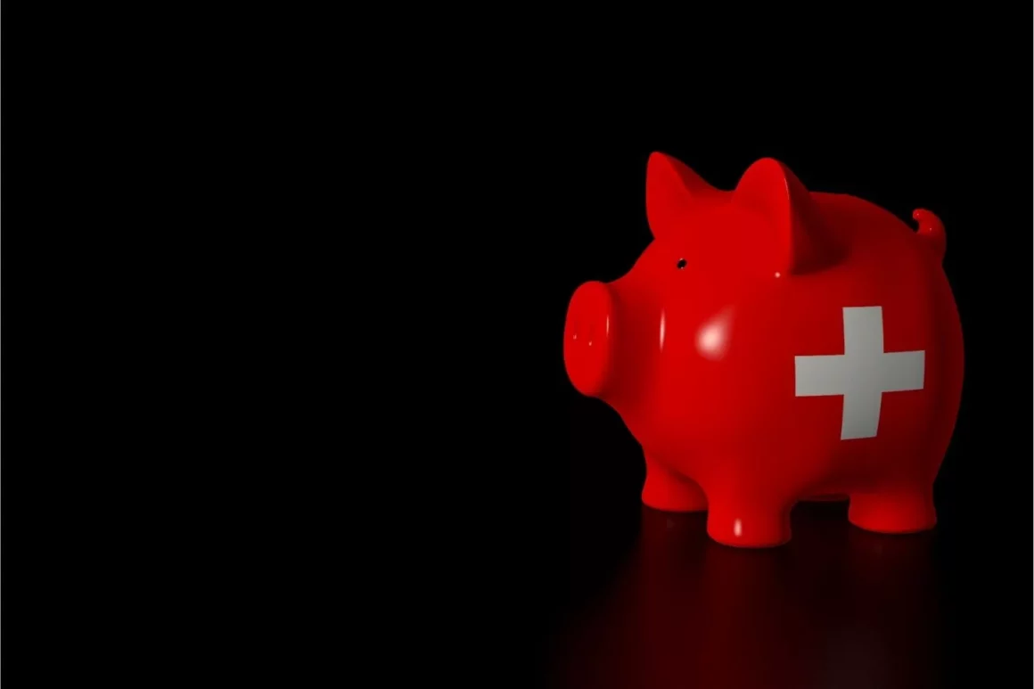 Une tirelire avec une croix suisse jpg