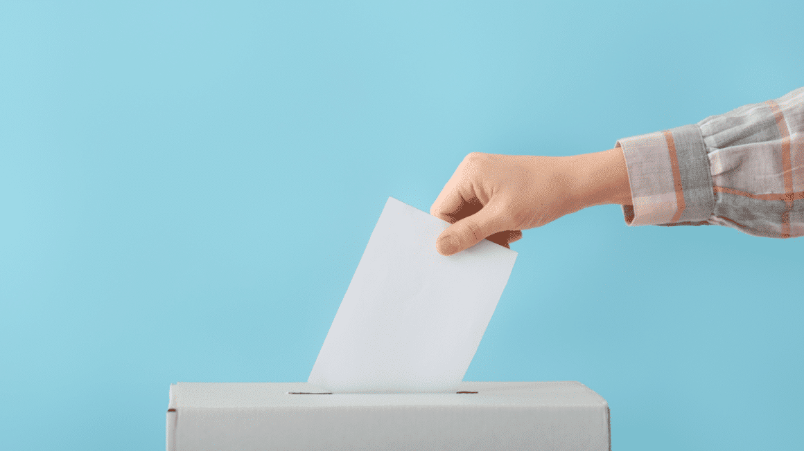 Vote élection - Une main qui dépose un bulletin dans une boite