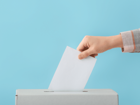 Vote élection - Une main qui dépose un bulletin dans une boite