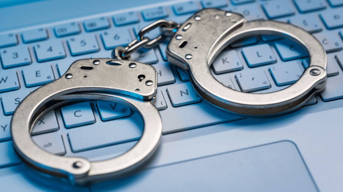 Des menottes sur un clavier