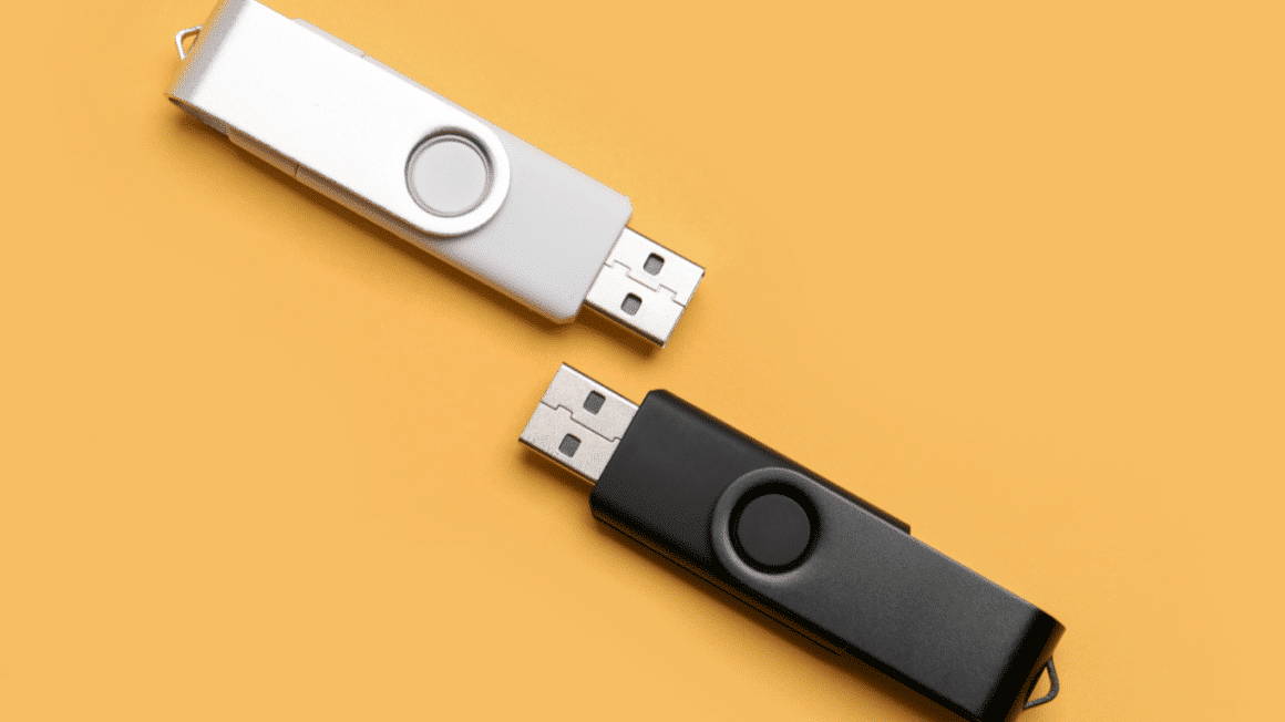 Deux clés USB sur un fond orangé