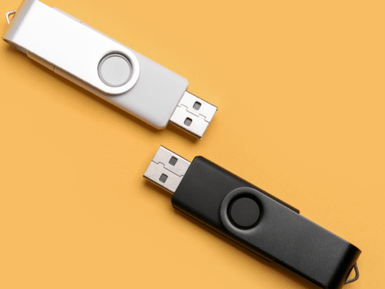 Deux clés USB sur un fond orangé