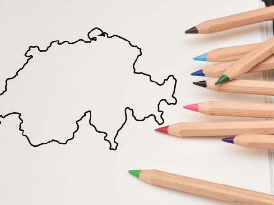 Le contour de la Suisse avec des crayons de couleurs