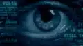Un oeil d'espion sur un fond digital sombre