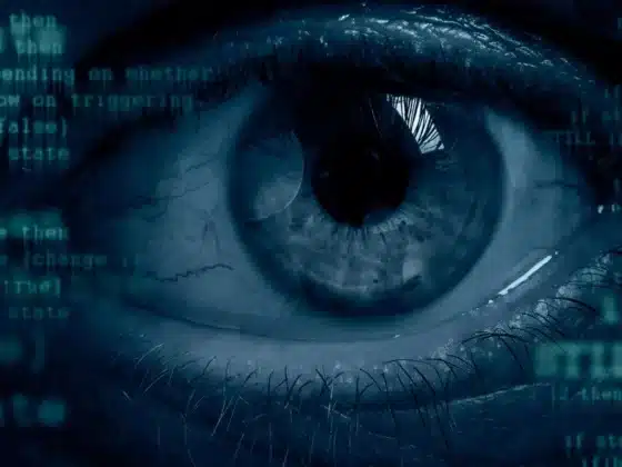 Un oeil d'espion sur un fond digital sombre