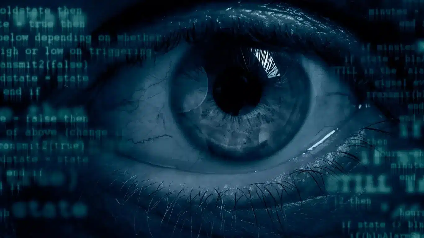 Un oeil d'espion sur un fond digital sombre