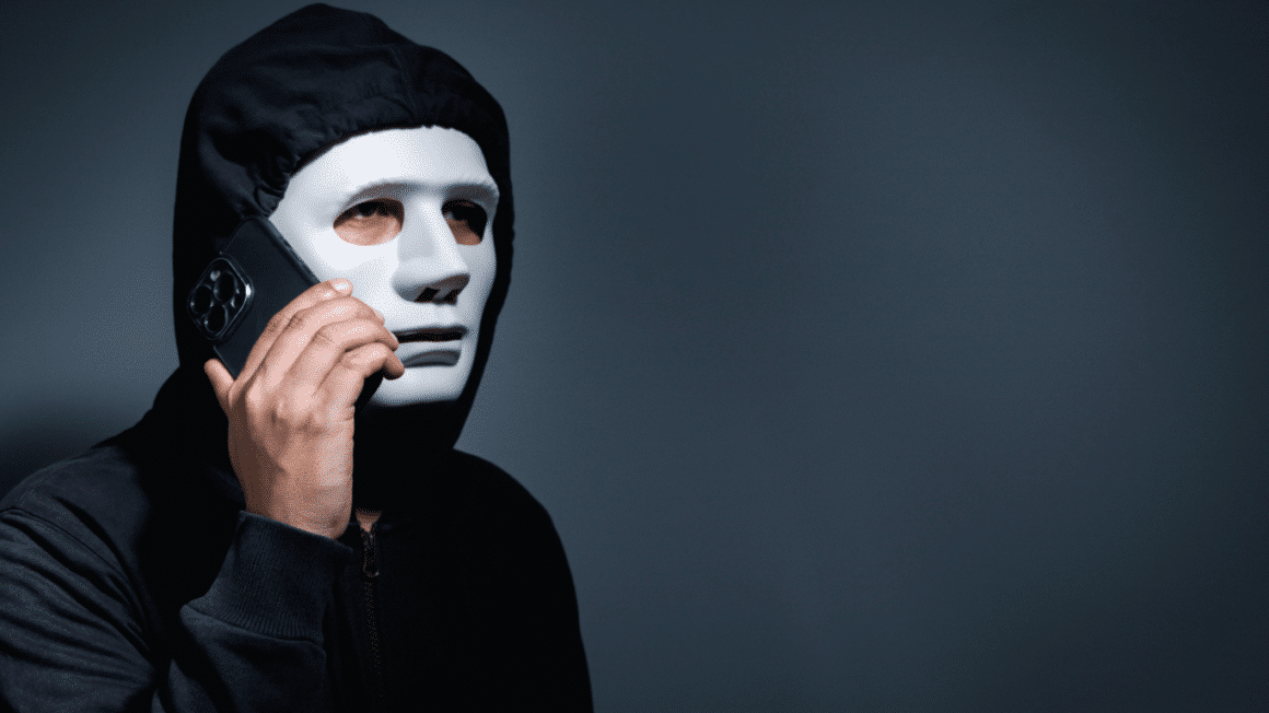 Un pirate au téléphone annonçant une cyberattaque