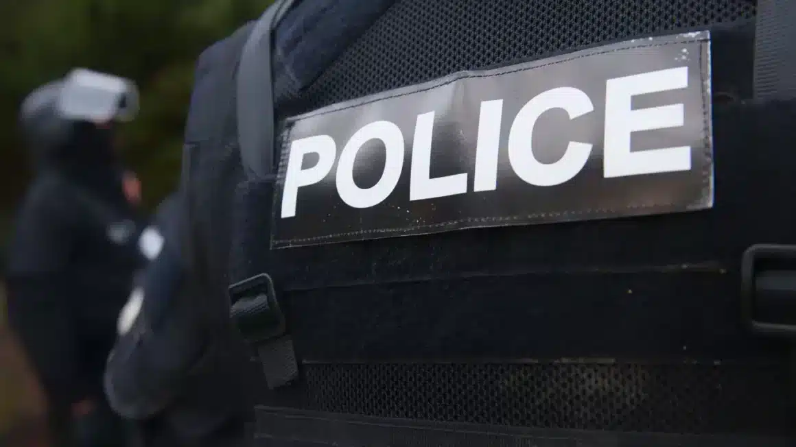 Un plastron de policier avec la mention police