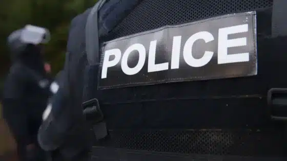 Un plastron de policier avec la mention police
