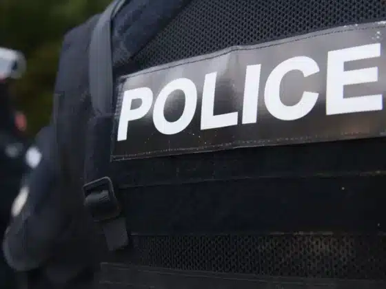Un plastron de policier avec la mention police