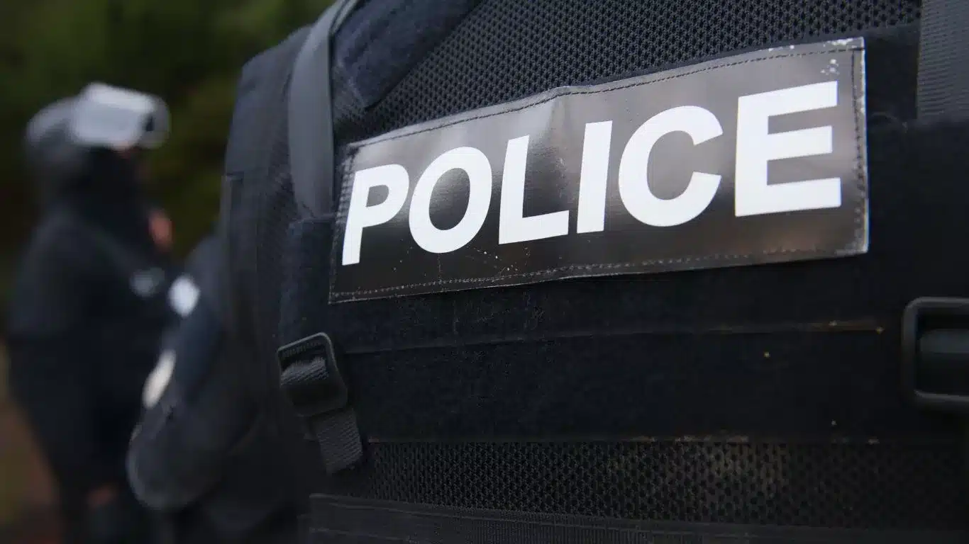 Un plastron de policier avec la mention police