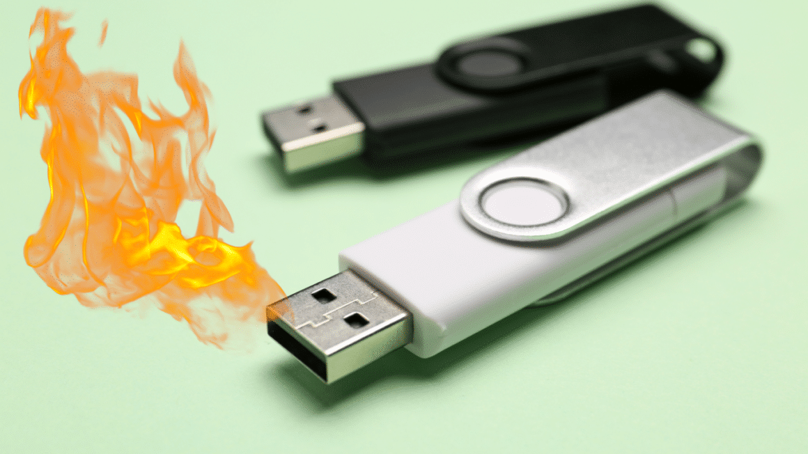 Une clé USB avec une flamme