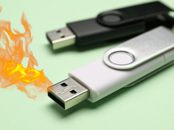 Une clé USB avec une flamme
