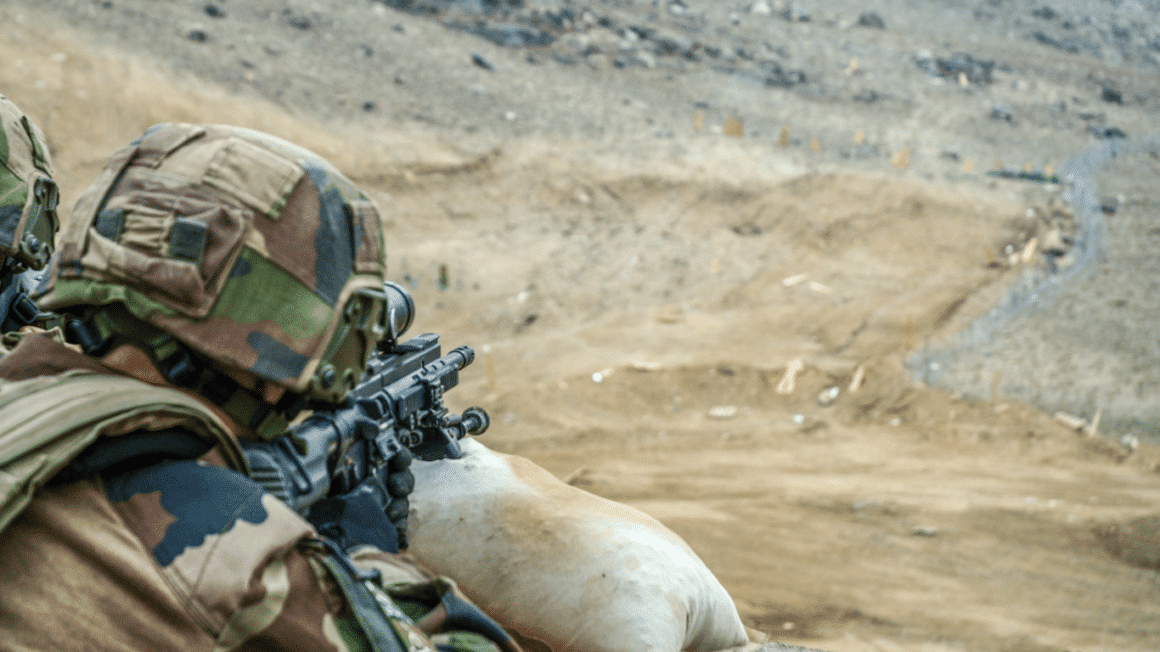 Un militaire avec un fusil