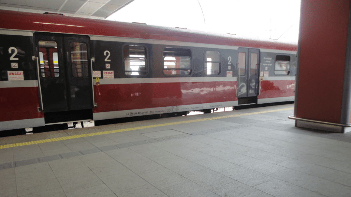 Un train dans une gare