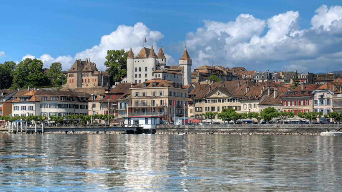 Une vue de la ville de Nyon depuis le lac Leman
