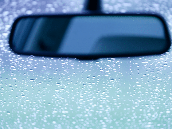un retroviseur avec un parebrise couvert de goutte de pluie