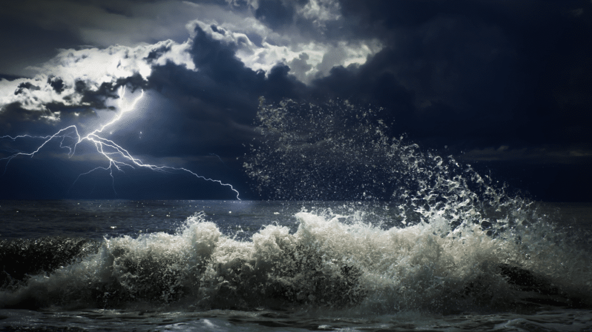 Des vagues dans un orage avec des eclairs