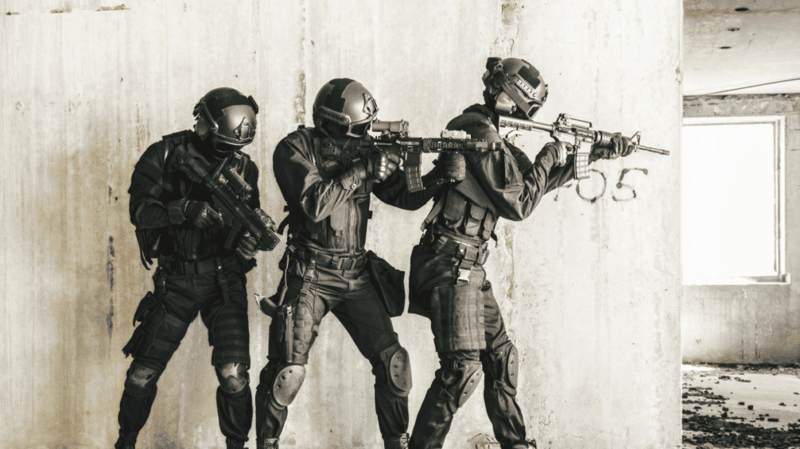 Trois hommes du SWAT