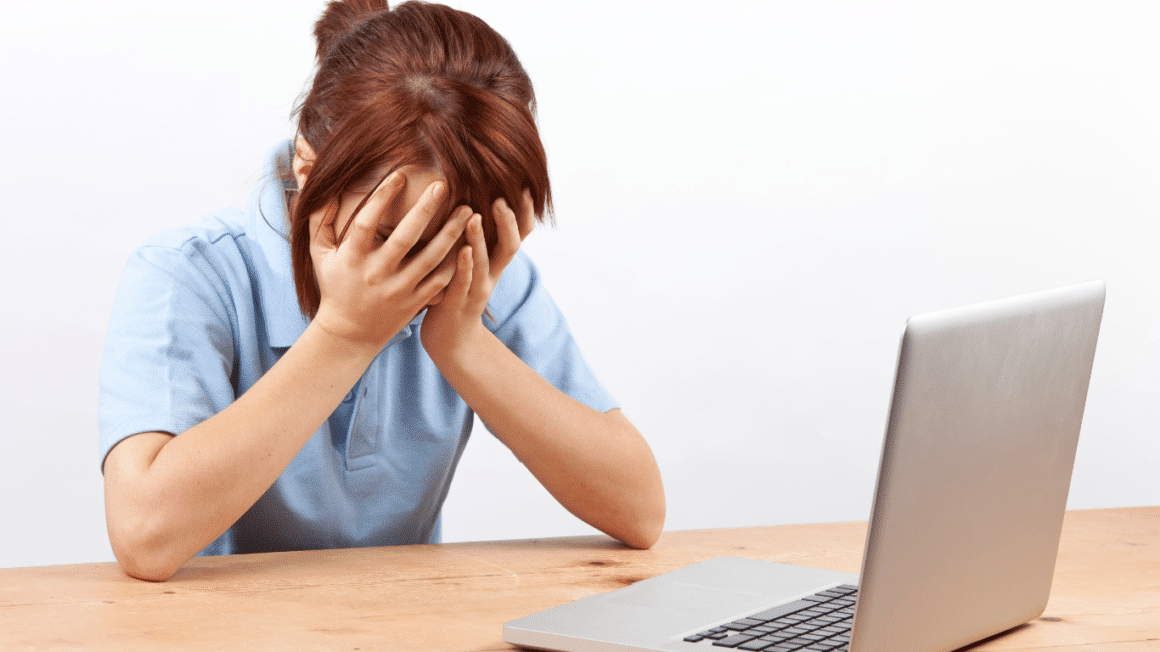 Une personne deseperee devant son ordinateur