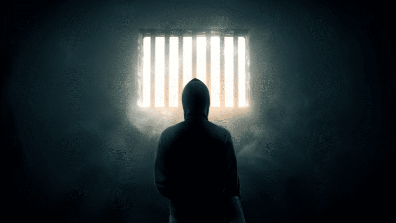 Un hacker dans une cellule de prison