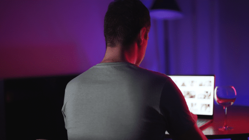 Un homme de dos consultant un site porno
